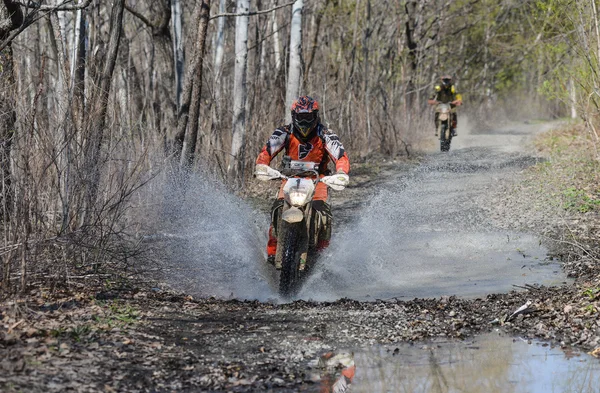 Enduro motorcycle rides through the mud with a big splash — 스톡 사진