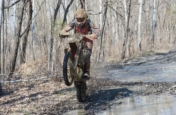 Enduro motorcycle rides through the mud with a big splash — 스톡 사진