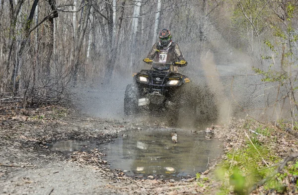 ATV cabalga a través del lodo con un gran chapoteo — Foto de Stock