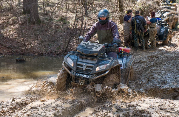 Atv fährt mit viel Schwung durch den Matsch — Stockfoto