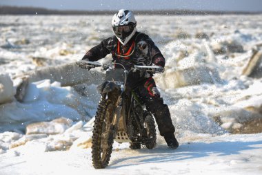 Enduro motosiklet rastasia buz Nehri üzerinde sürme vardır