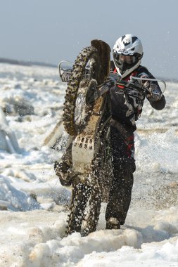 Enduro motosiklet rastasia buz Nehri üzerinde sürme vardır