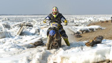Enduro motosiklet rastasia buz Nehri üzerinde sürme vardır