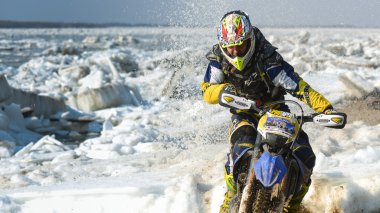 Enduro motosiklet rastasia buz Nehri üzerinde sürme vardır