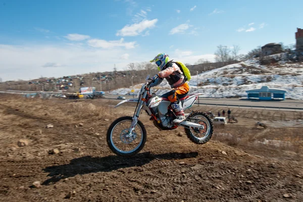 Khabarovsk, Rússia - 22 de março de 2014: Passeios extremos de motocicleta Enduro — Fotografia de Stock