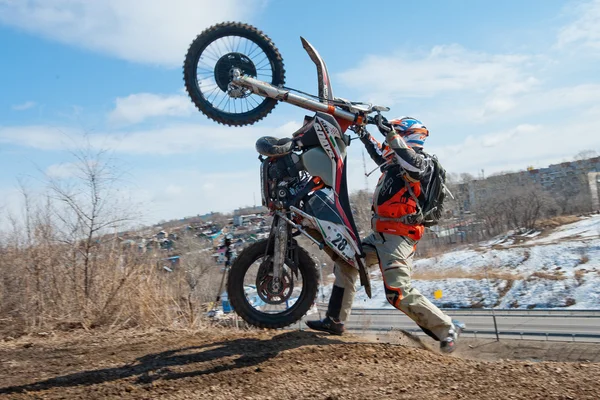 Khabarovsk, Rússia - 22 de março de 2014: Passeios extremos de motocicleta Enduro — Fotografia de Stock
