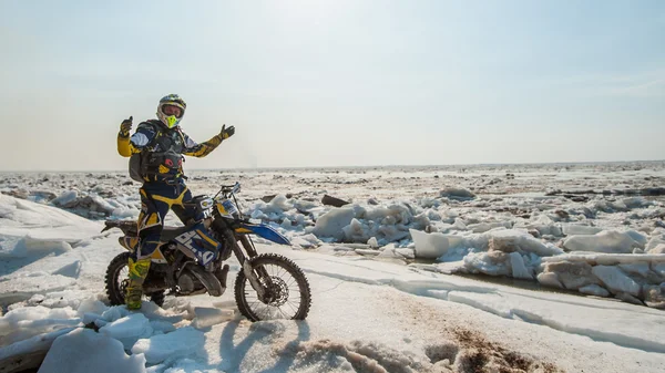 Enduro motocykly se sází na rastasia ledu na řece — Stock fotografie