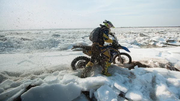 Мотоциклы Эндуро едут по льду растазии на реке — стоковое фото