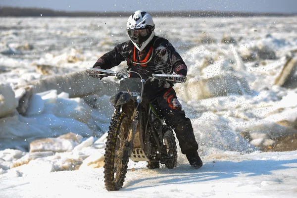 Motocicletas Enduro estão montando no gelo rastasia no rio — Fotografia de Stock