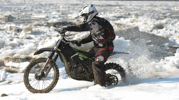 Motocicletas Enduro estão montando no gelo rastasia no rio — Fotografia de Stock