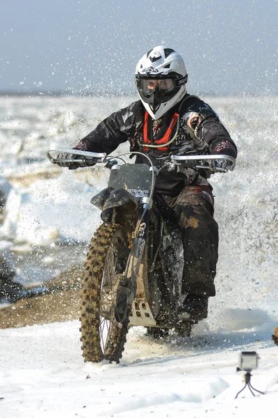 Enduro motosiklet rastasia buz Nehri üzerinde sürme vardır