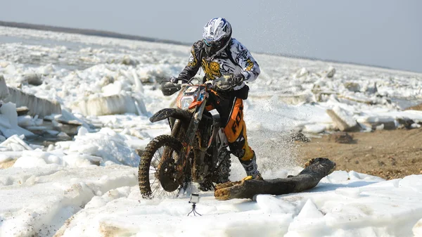 Enduro motocykly se sází na rastasia ledu na řece — Stock fotografie