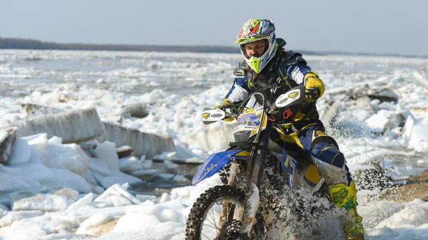 Motocicletas Enduro estão montando no gelo rastasia no rio — Fotografia de Stock