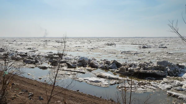 Весна. Гарний схід сонця на річці амурський. — стокове фото