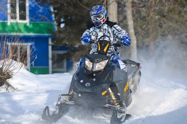 Motos de neve na competição sprint inverno 2014 — Fotografia de Stock