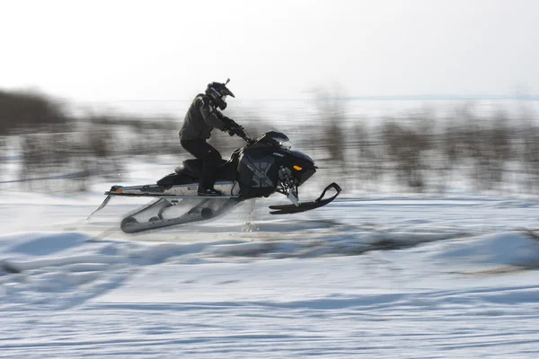 Motoneiges dans la compétition hiver sprint 2014 — Photo