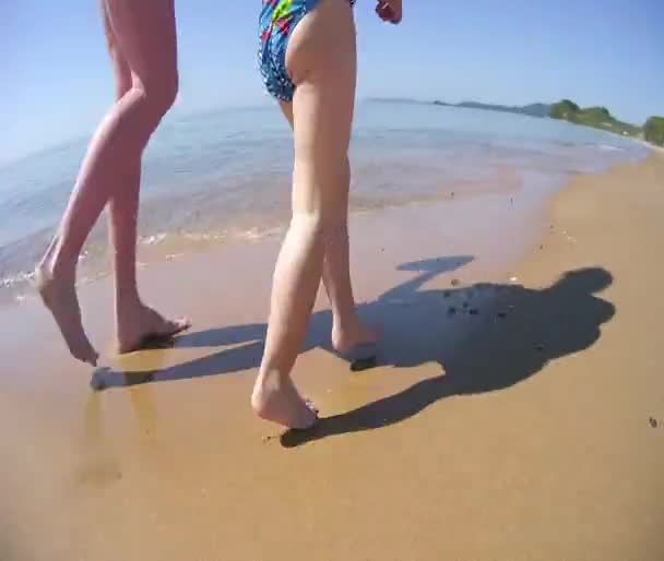 Bambina corre lungo la spiaggia — Video Stock