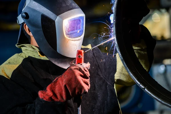 Soudeur industriel en acier en usine — Photo