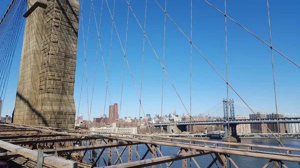 Бруклинский мост в Нью-Йорке, США . — стоковое фото