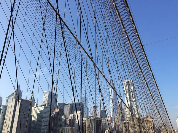 Manhattan uitzicht vanaf de Brooklyn Bridge, New York, Verenigde Staten. — Stockfoto