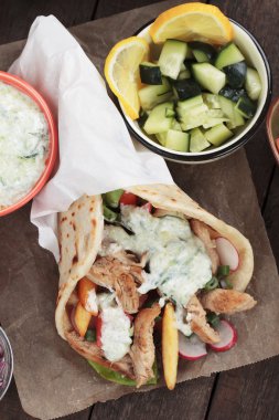 Gyros, Yunan pita ekmeği sandviç tamamladı.