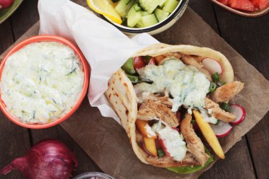Gyros, Yunan pita ekmeği sandviç tamamladı.