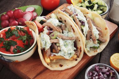 Gyros, Yunan pita ekmeği sandviç tamamladı.