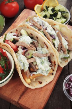 Gyros, Yunan pita ekmeği sandviç tamamladı.