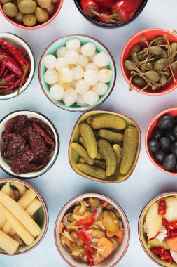 Turşu salatalık, soğan ve sebze