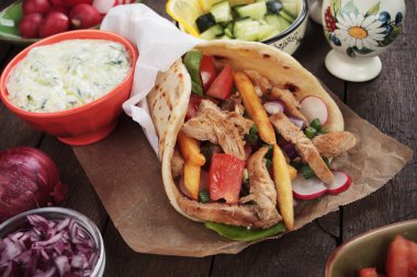 Döner kebap, pide ekmeği sandviç