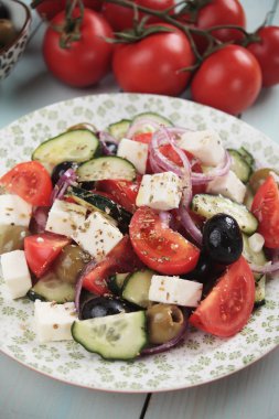 Beyaz peynirli Yunan salatası.