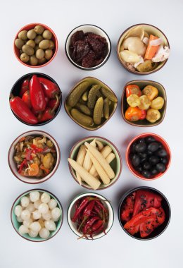 Salatalık turşusu, zeytin ve sebze
