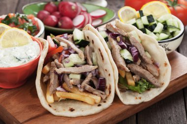 Gyros pide kaydırılan sandviç