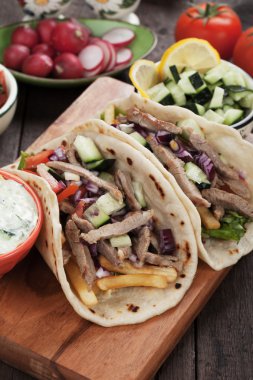 Gyros pide kaydırılan sandviç