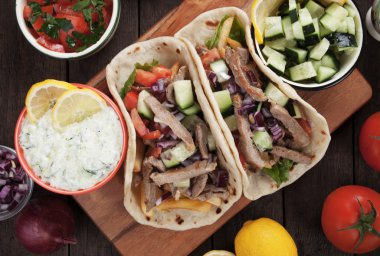 Gyros pide kaydırılan sandviç