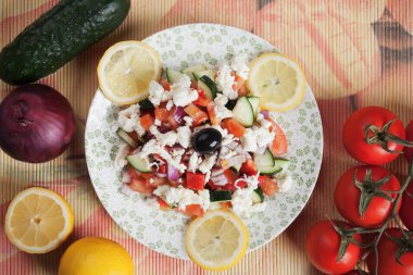 Peynir ve sebze salatası