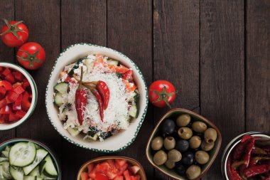 Peynir ve sebze salatası