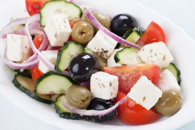 Beyaz peynirli Yunan salatası.