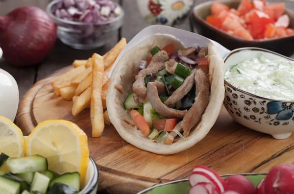 Gyros pita owinięty sandwich — Zdjęcie stockowe