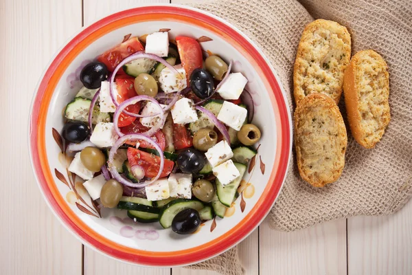 Griekse salade met feta kaas — Stockfoto