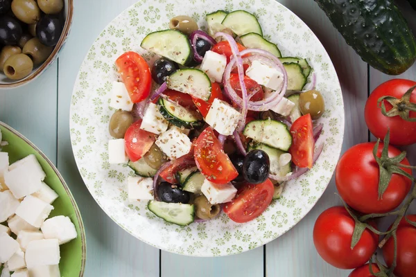 Griekse salade met feta kaas — Stockfoto