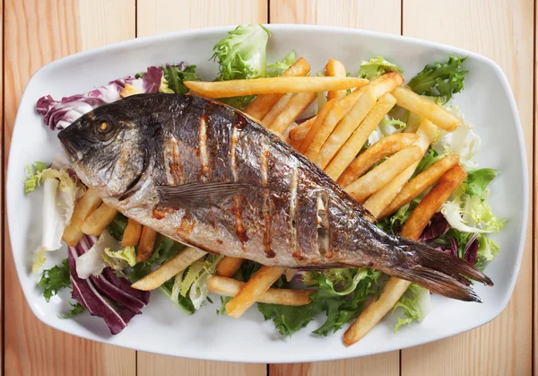 샐러드와 감자 튀김 생선 구이 — 스톡 사진