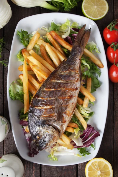 감자 튀김와 생선 구이 — 스톡 사진