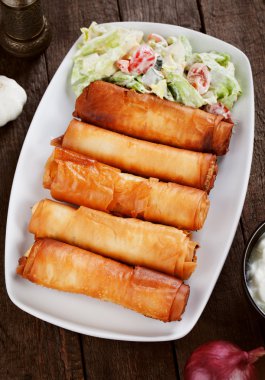 Peynir dolu phyllo hamur rulo
