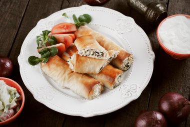 Peynir ve ıspanak ile phyllo hamur rulo