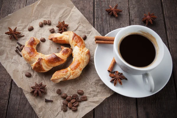 Kaffe och croissanter — Stockfoto