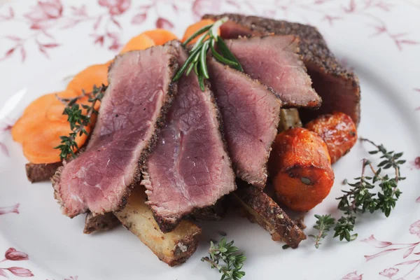 Medium rare beef pepper steak — Stock Photo, Image