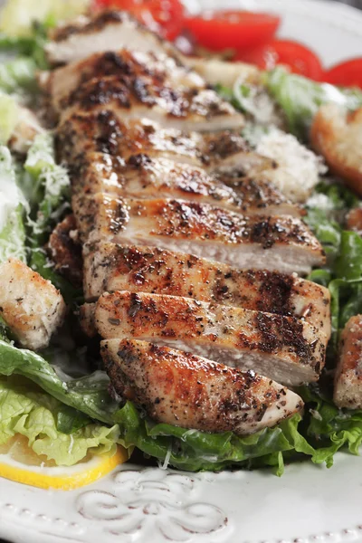 Steak de poulet grillé avec salade césar — Photo