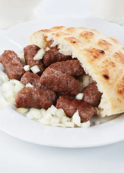 Cevapcici, боснийский шашлык из мяса — стоковое фото