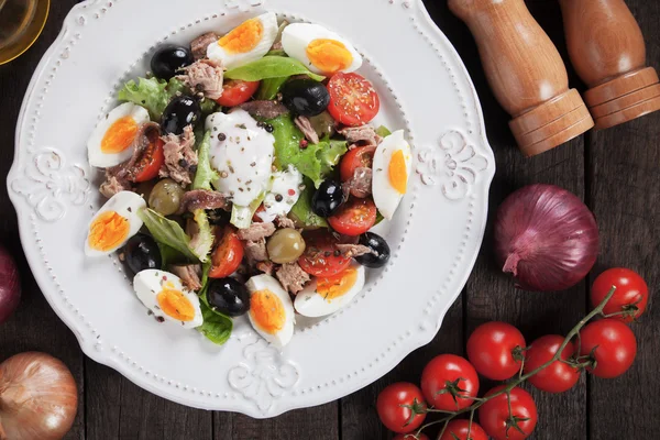 Нісуаз салат з яйцями і тунець — стокове фото